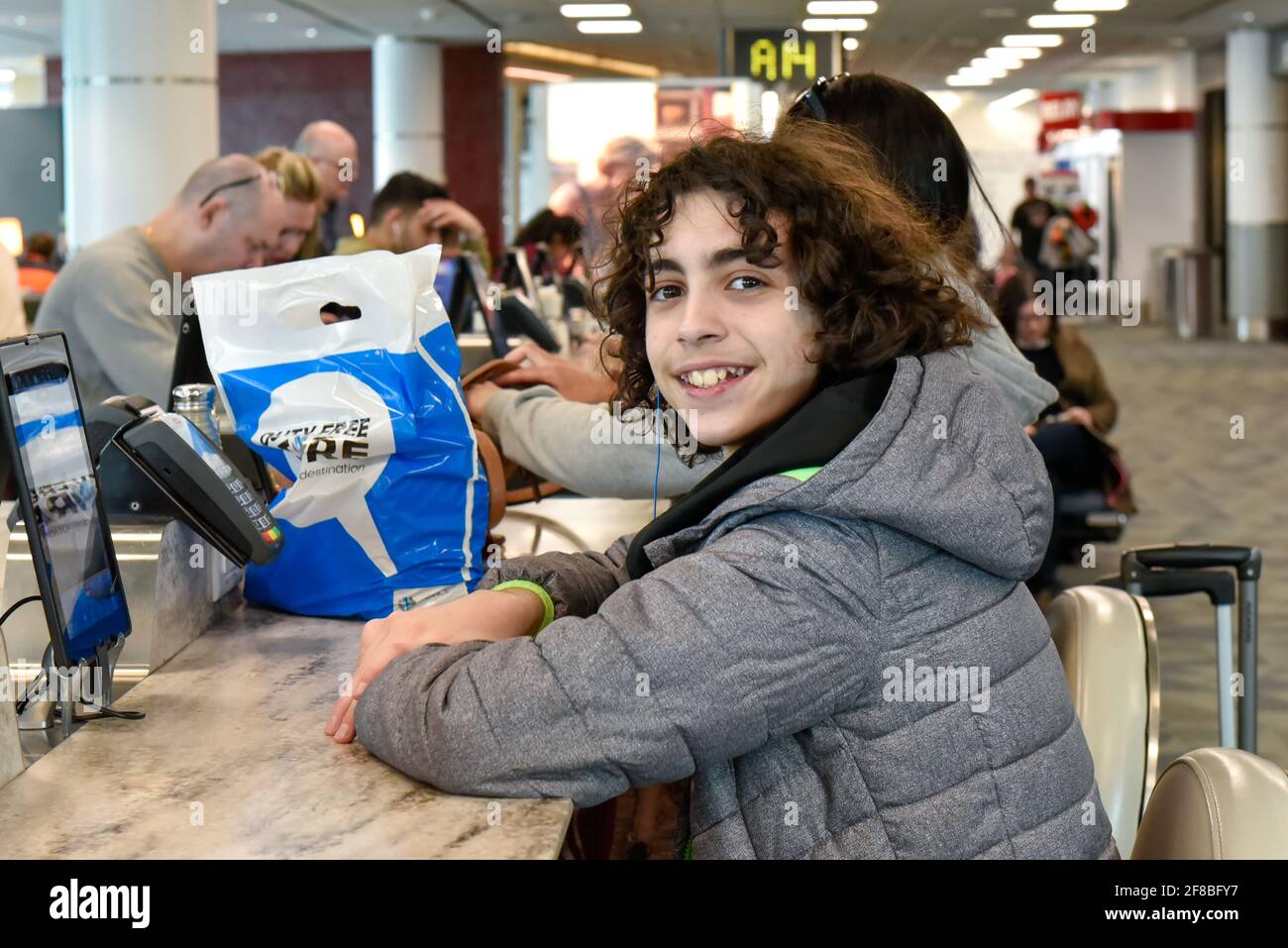 Echte lateinamerikanische Reisende auf dem Pearson International Airport, Toronto, Kanada Stockfoto