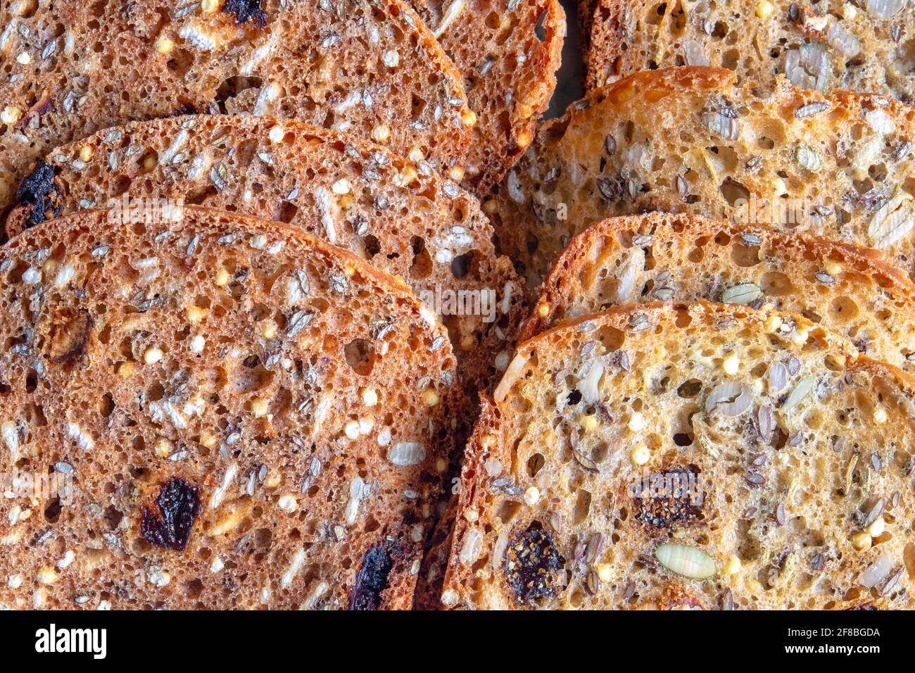 Scheiben Brot mit Samen Stockfoto