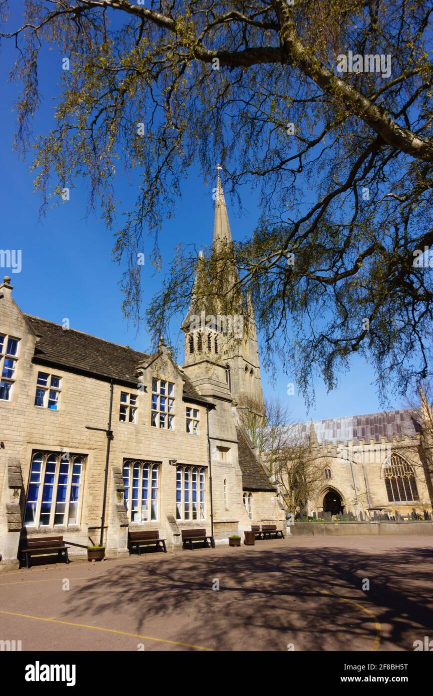 Die Nationalschule mit der St. Wulframs Kirche. Grantham, Lincolnshire, England Stockfoto