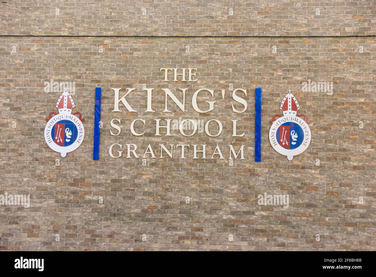 Die Kings School Grantham, Gymnasium Logo und Zeichen auf einer Mauer. Grantham, Lincolnshire, England Stockfoto