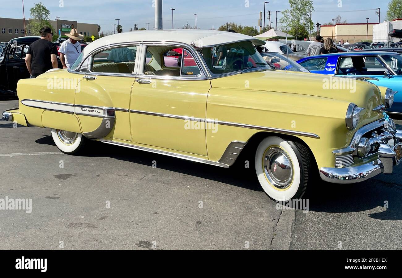 FRESNO, USA - Apr 03, 2021: Ein Foto eines schönen 1953 Classic Yellow Chevrolet mit weißer Oberseite und weißen Wandreifen draußen auf einer Autoshow o Stockfoto