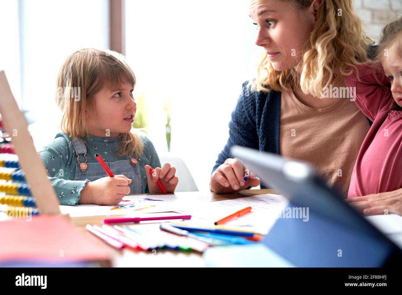 Nahaufnahme der Mutter, die zu Hause nach Töchtern Ausschau halten Stockfoto