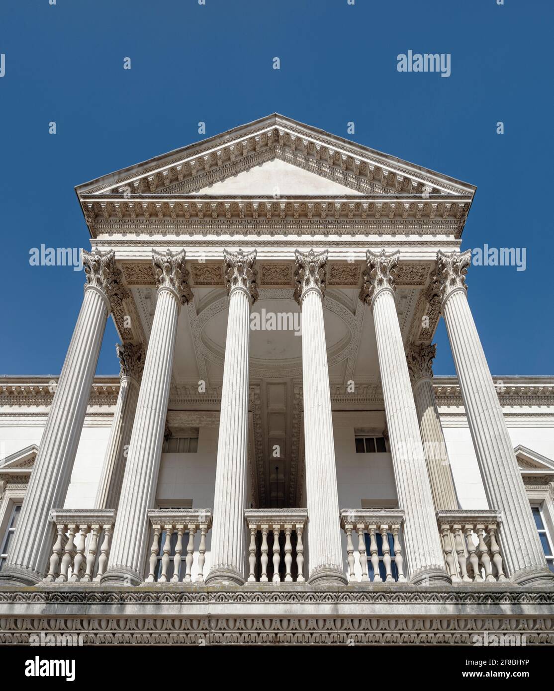 Chiswick House, palladianische Villa aus dem 18. Jahrhundert mit Säulen im römischen Stil und Balkon. Stockfoto