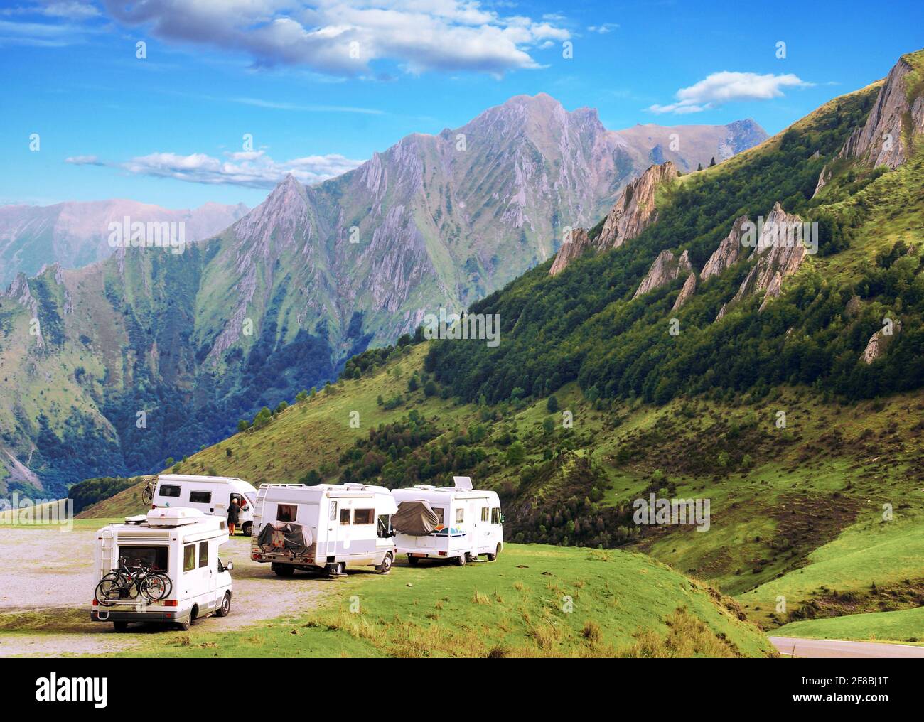 Wohnmobile parkten an einer Haltestelle und genießen eine herrliche Aussicht Stockfoto