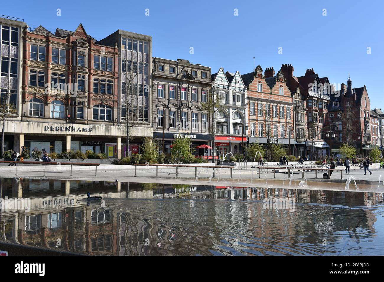 Blick auf die traditionelle Architektur und die historische Geschichte der Geschäfte auf dem alten Marktplatz im Stadtzentrum von Nottingham, England Stockfoto