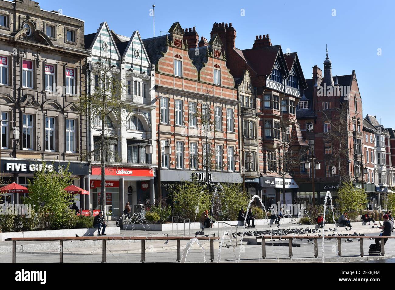 Blick auf die traditionelle Architektur und die historische Geschichte der Geschäfte auf dem alten Marktplatz im Stadtzentrum von Nottingham, England Stockfoto