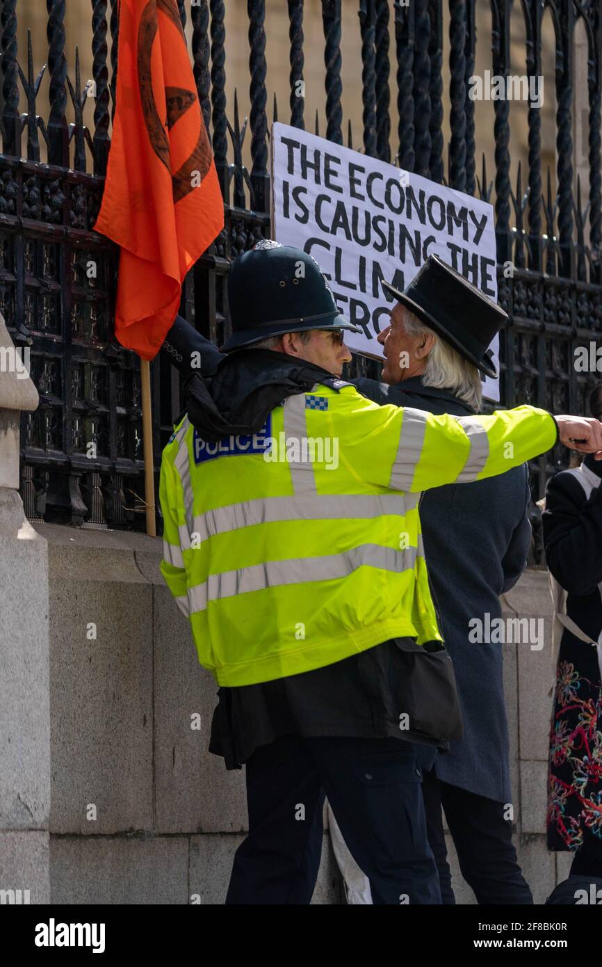 London, Großbritannien. April 2020. Protest gegen die kleine XR-Rebellion vor dem Unterhaus Kredit: Ian Davidson/Alamy Live News Stockfoto