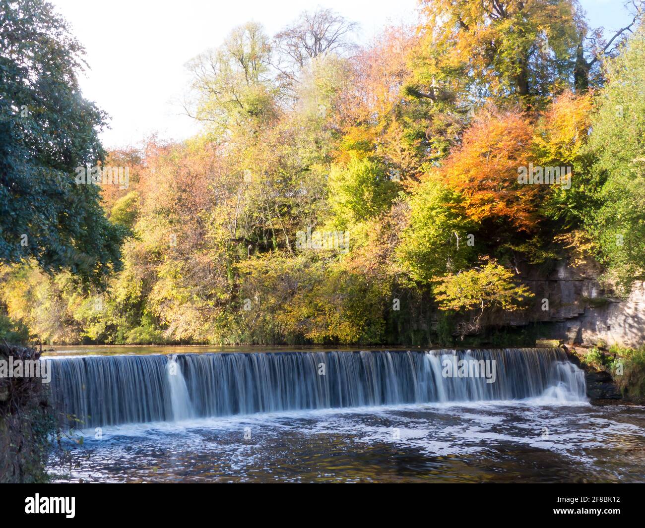 Cramond in Schottland: Herbstfarben in der Nähe des Wasserfalls auf dem Fluss Almond Stockfoto