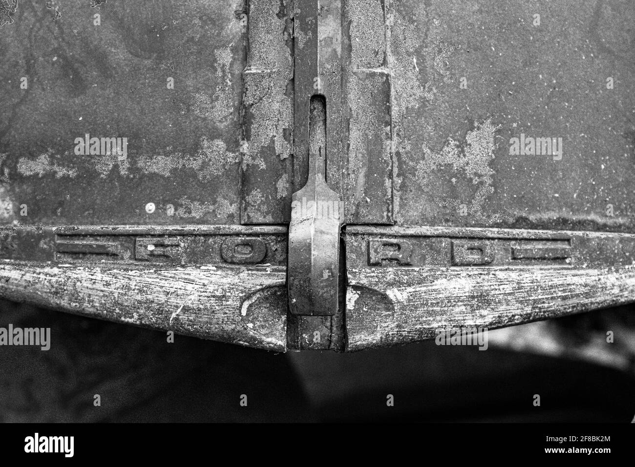 Ein Beispiel für ein altes verlassene Fahrzeug, das in den Wäldern auf vielen alten Gehöfen in den USA zu finden ist Stockfoto