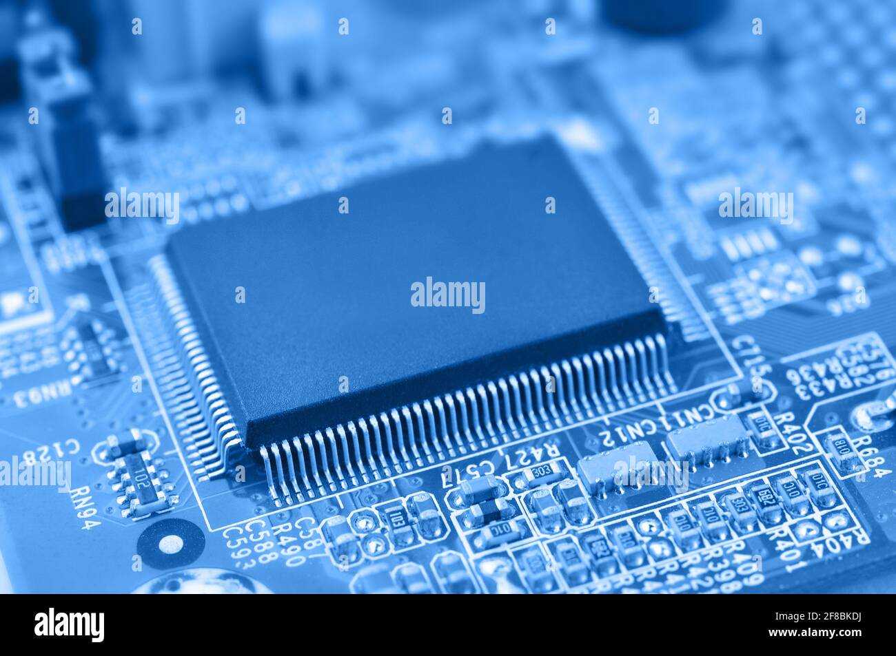 Nahaufnahme des Chips. Elektronische Leiterplatte mit Chip. Makro mit extrem flachem freiheitsgrad. Mikrochip-Familie. Generation von Mikrochips. Stockfoto