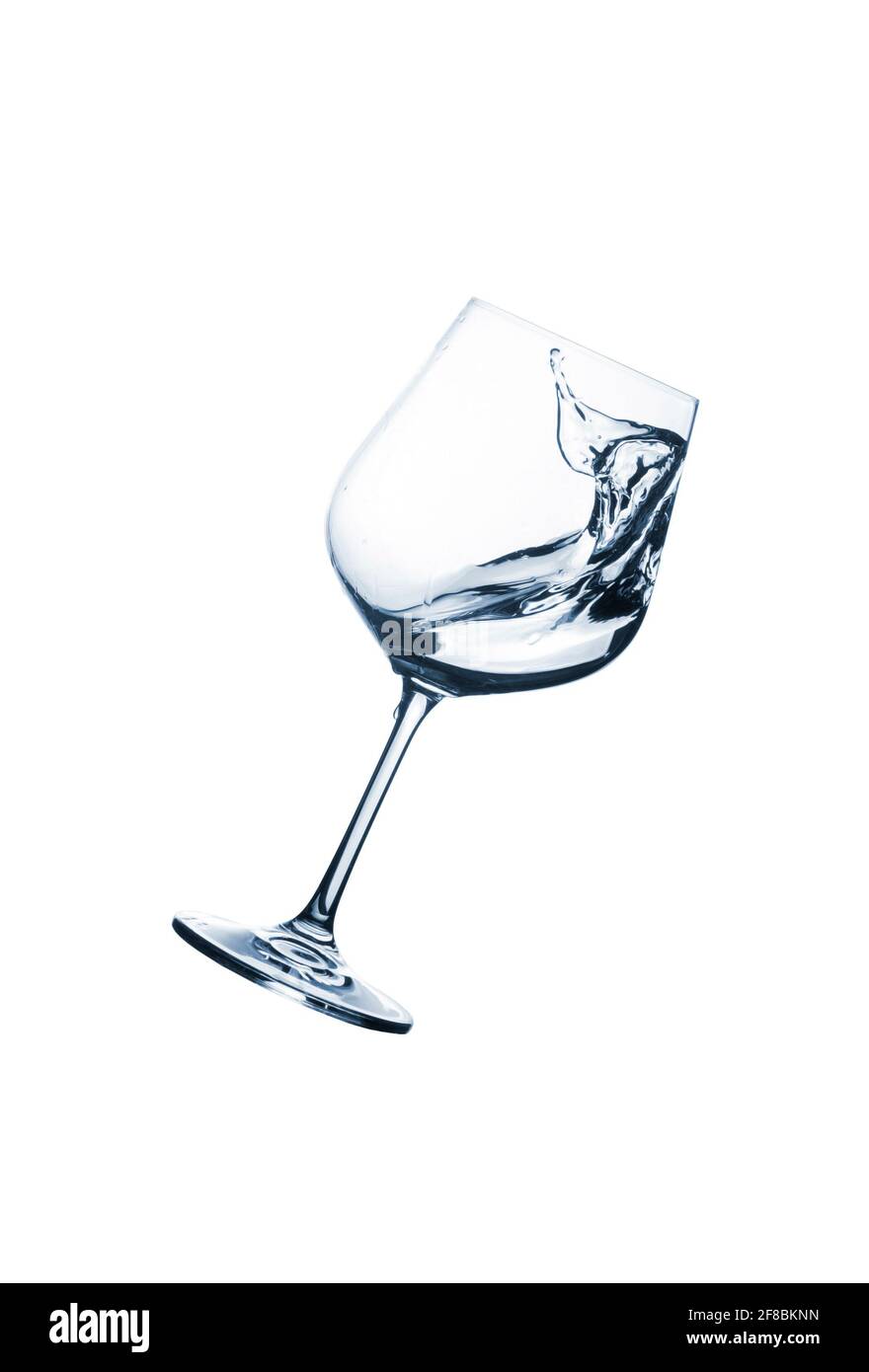 Wasser spritzt in Gläser isoliert auf weißem Hintergrund. Getränk mit Spritzer. Stockfoto