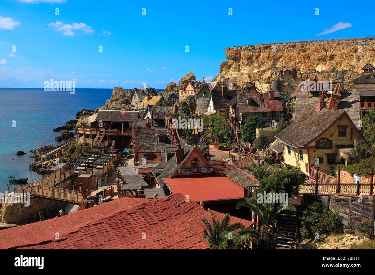 Mellieha, Malta - 20. Oktober 2020: Blick auf das berühmte Dorf Mellieha und die Bucht an einem sonnigen Tag Stockfoto