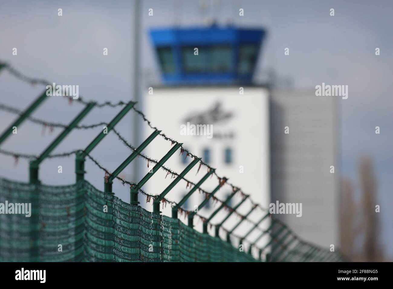 Cochstedt, Deutschland. April 2021. Blick auf den Turm des 'DLR - Nationales Testzentrum für unbemannte Luftfahrtsysteme'. In Cochstedt soll unter Aufsicht des Deutschen Zentrums für Luft- und Raumfahrt (DLR) der Markt für hochwertige Drohnen aus Deutschland vorangetrieben werden. Bis Ende 2022 sollen insgesamt rund 60 Mitarbeiter in Forschung und Betrieb am Standort beschäftigt sein. Bereits Anfang August soll der kommerzielle Flughafen auch in kleinerem Umfang wieder in Betrieb gehen. Quelle: Matthias Bein/dpa-Zentralbild/dpa/Alamy Live News Stockfoto