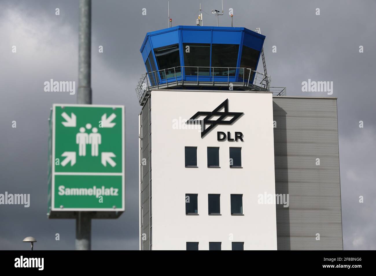 Cochstedt, Deutschland. April 2021. "DLR" ist auf dem Turm des "DLR - Nationales Testzentrum für unbemannte Luftfahrtsysteme" zu lesen. In Cochstedt soll unter Aufsicht des Deutschen Zentrums für Luft- und Raumfahrt (DLR) der Markt für hochwertige Drohnen aus Deutschland vorangetrieben werden. Bis Ende 2022 sollen insgesamt rund 60 Mitarbeiter in Forschung und Betrieb am Standort beschäftigt sein. Bereits Anfang August soll der kommerzielle Flughafen auch in kleinerem Umfang wieder in Betrieb gehen. Quelle: Matthias Bein/dpa-Zentralbild/dpa/Alamy Live News Stockfoto