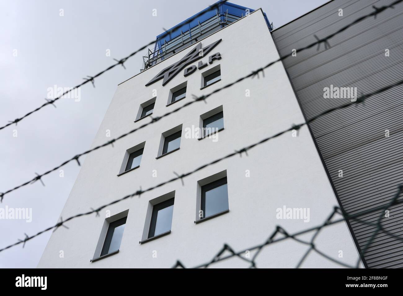 Cochstedt, Deutschland. April 2021. Blick auf den Turm des 'DLR - Nationales Testzentrum für unbemannte Luftfahrtsysteme'. In Cochstedt soll unter Aufsicht des Deutschen Zentrums für Luft- und Raumfahrt (DLR) der Markt für hochwertige Drohnen aus Deutschland vorangetrieben werden. Bis Ende 2022 sollen insgesamt rund 60 Mitarbeiter in Forschung und Betrieb am Standort beschäftigt sein. Bereits Anfang August soll der kommerzielle Flughafen auch in kleinerem Umfang wieder in Betrieb gehen. Quelle: Matthias Bein/dpa-Zentralbild/dpa/Alamy Live News Stockfoto