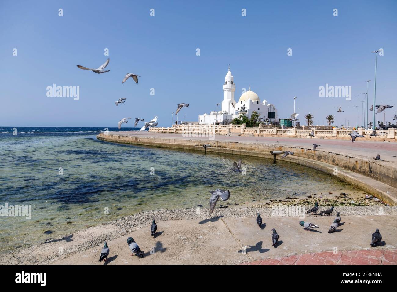 Kleine weiße Moschee an der Corniche direkt am Roten Meer in Jeddah, Saudi-Arabien Stockfoto