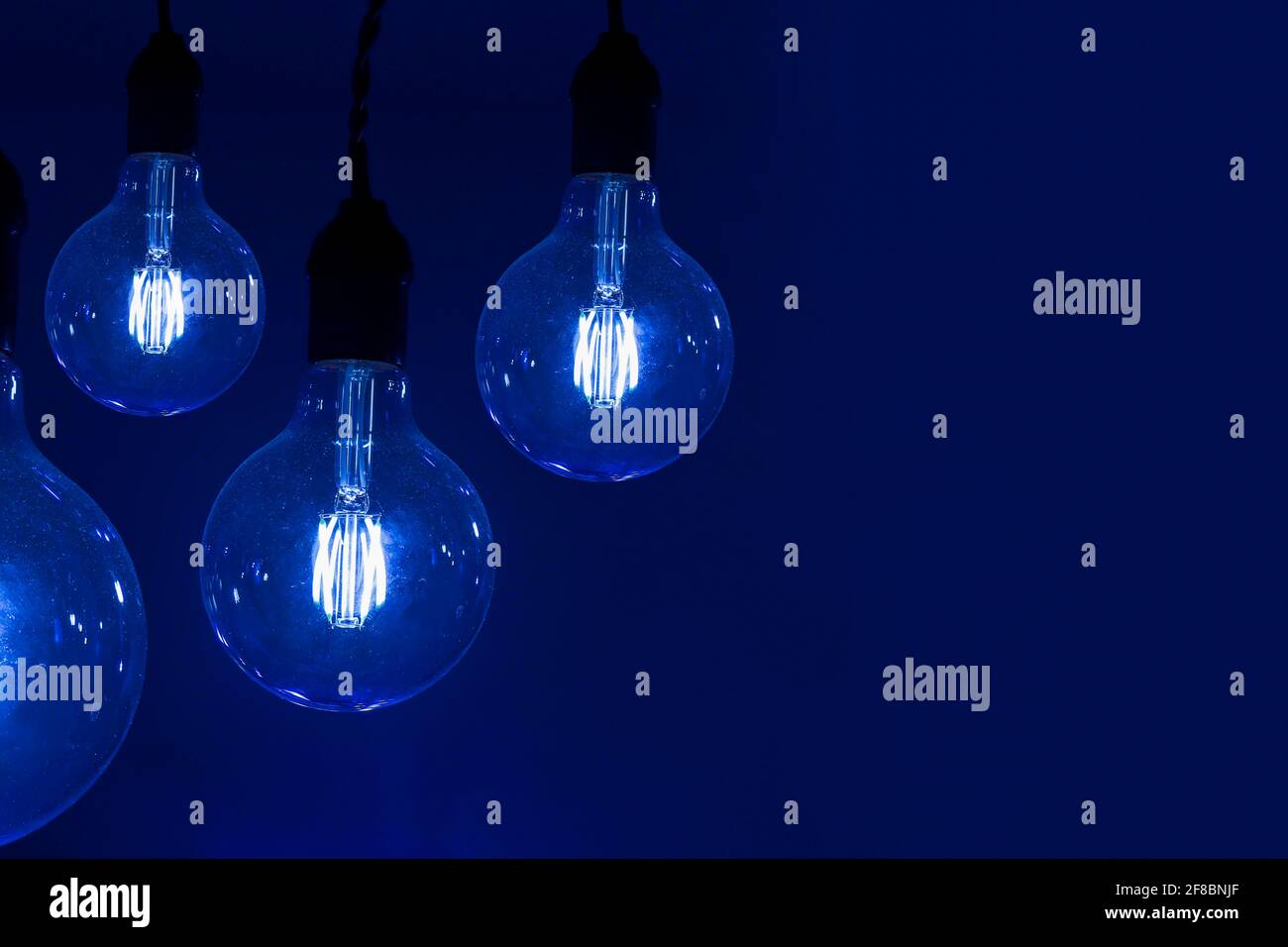Verschiedene alte alte alte elektrische Lampen vor dunklem Hintergrund - Ideen Konzept Stockfoto