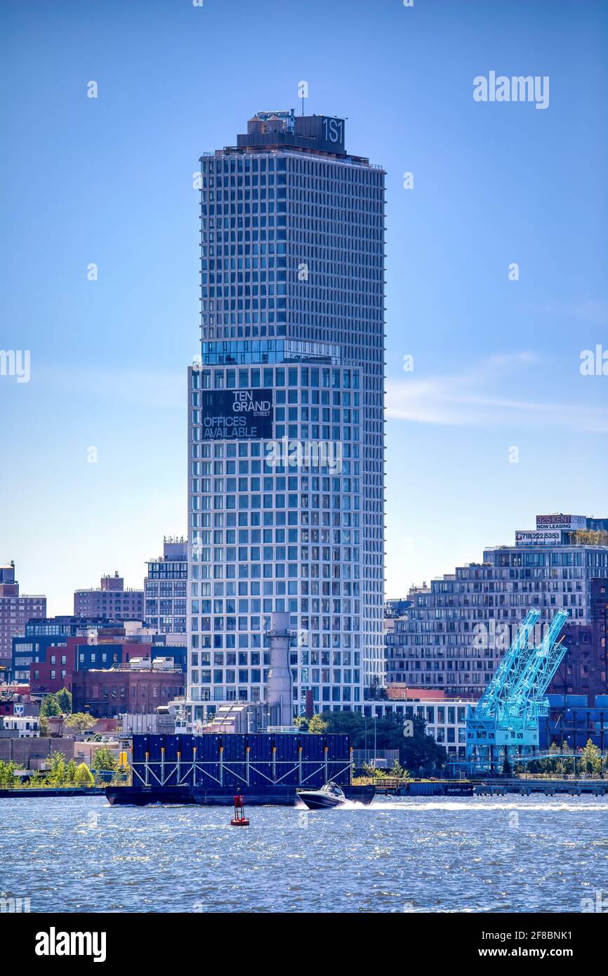 One South First Street, ein Apartmentturm, lehnt sich an die Ten Grand Street, ein Bürogebäude, in Williamsburg, Brooklyn. Stockfoto