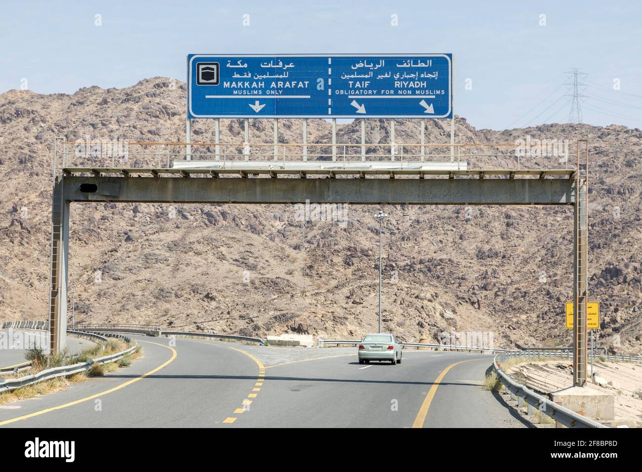 Makkah, Saudi-Arabien, Februar 22 2020: Straßenschild in der Nähe von Mekka, dass nicht-Muslime um die heilige Stadt Mekka in Saudi-Arabien fahren müssen Stockfoto