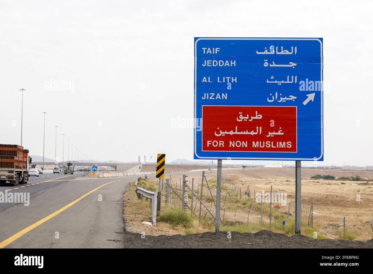 Makkah, Saudi-Arabien, Februar 22 2020: Straßenschild in der Nähe von Mekka, dass nicht-Muslime um die heilige Stadt Mekka in Saudi-Arabien fahren müssen Stockfoto
