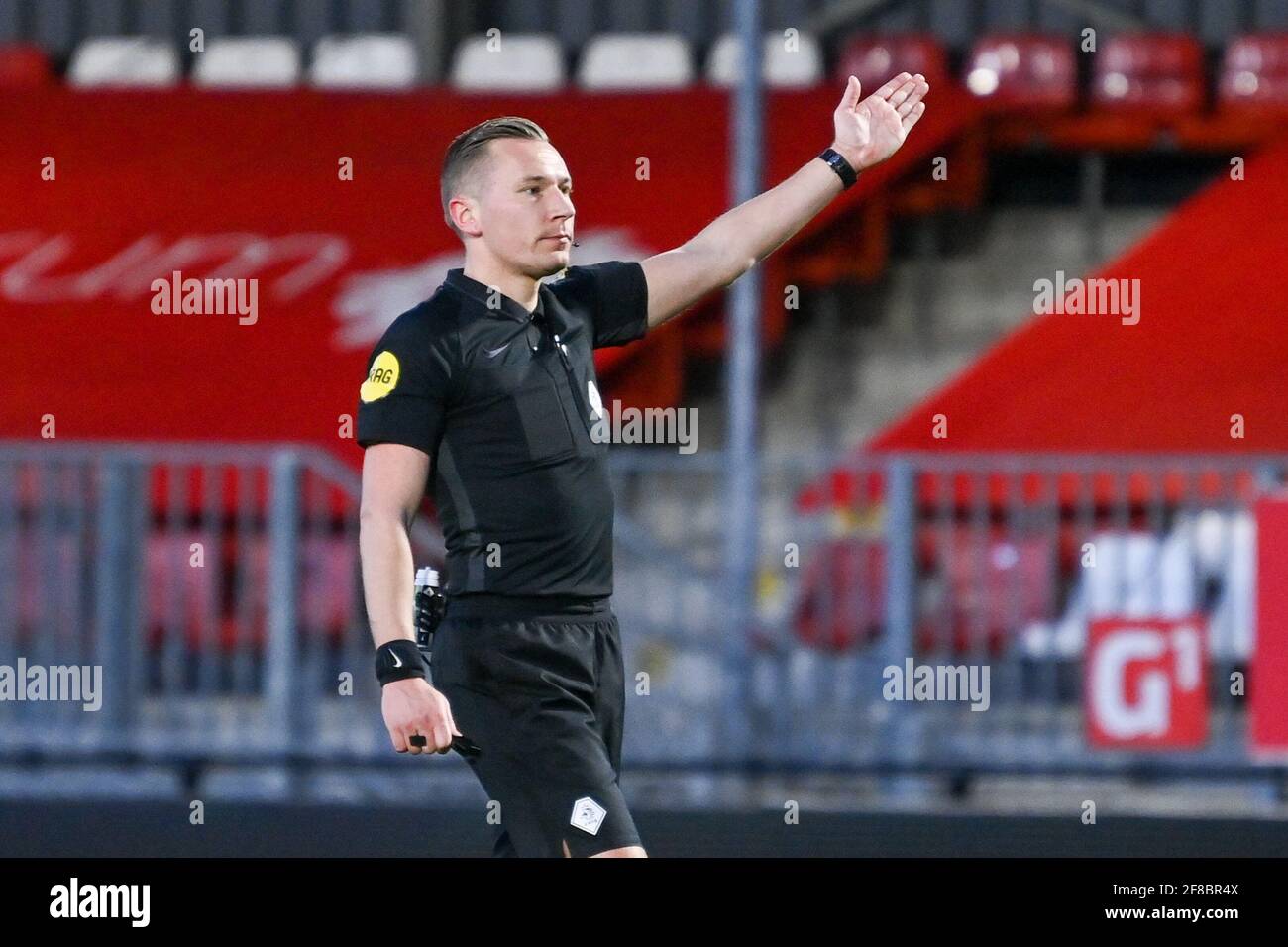 ALMERE, NIEDERLANDE - 12. APRIL: Schiedsrichter Martijn Vos während des niederländischen Keukenkampioendivisie-Spiels zwischen Almere City FC und Telstar im Yanmar Stadion Stockfoto