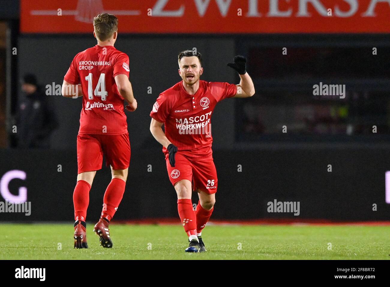 ALMERE, NIEDERLANDE - 12. APRIL: Team von Almere City feiert Ziel von Radinio Balker von Almere City FC (1:1) während der niederländischen Keukenkampioendivisie Stockfoto