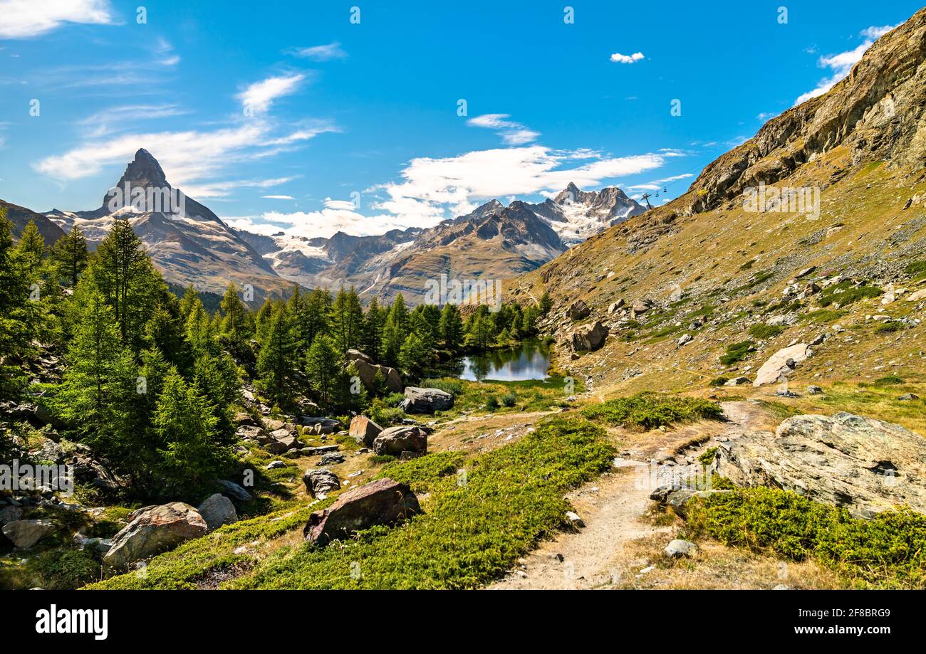 Der Matterhorn Berg von einem Panoramaweg bei Zermatt in Schweiz Stockfoto