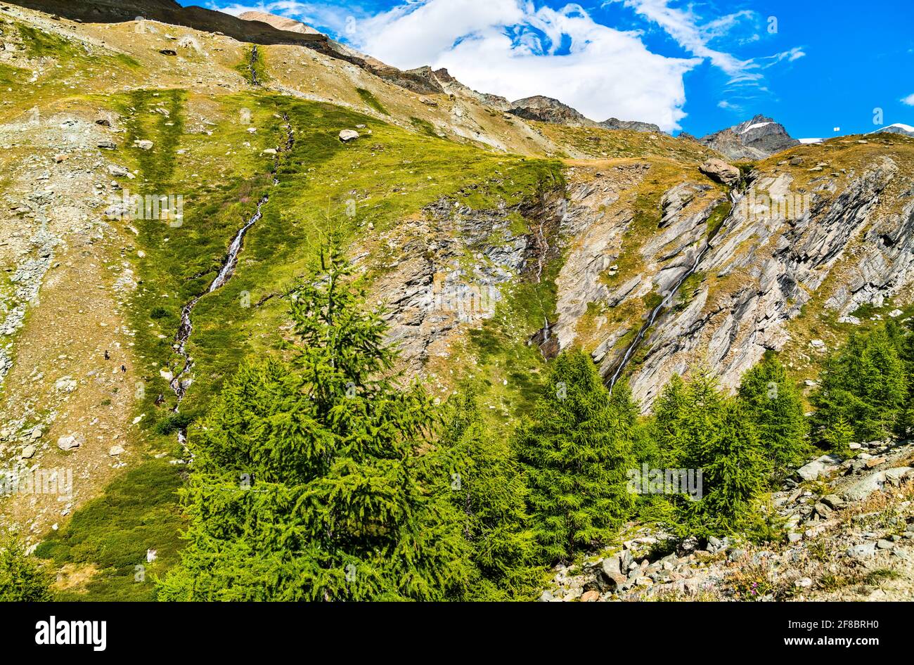 Stellisee Bach an den Pennine Alpen in der Schweiz Stockfoto