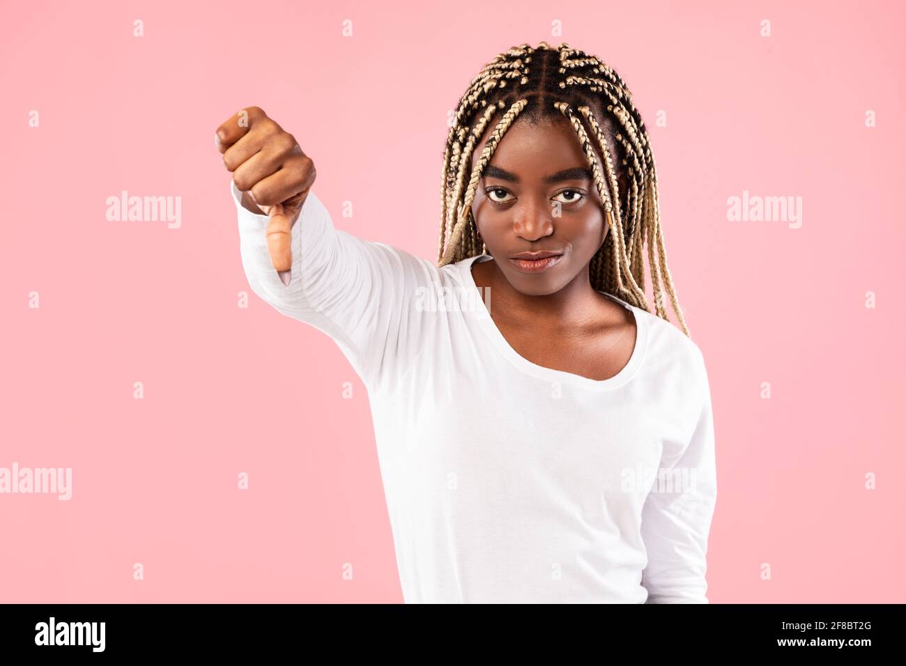 Afroamerikanische Frau zeigt Daumen nach unten Zeichen Geste Stockfoto