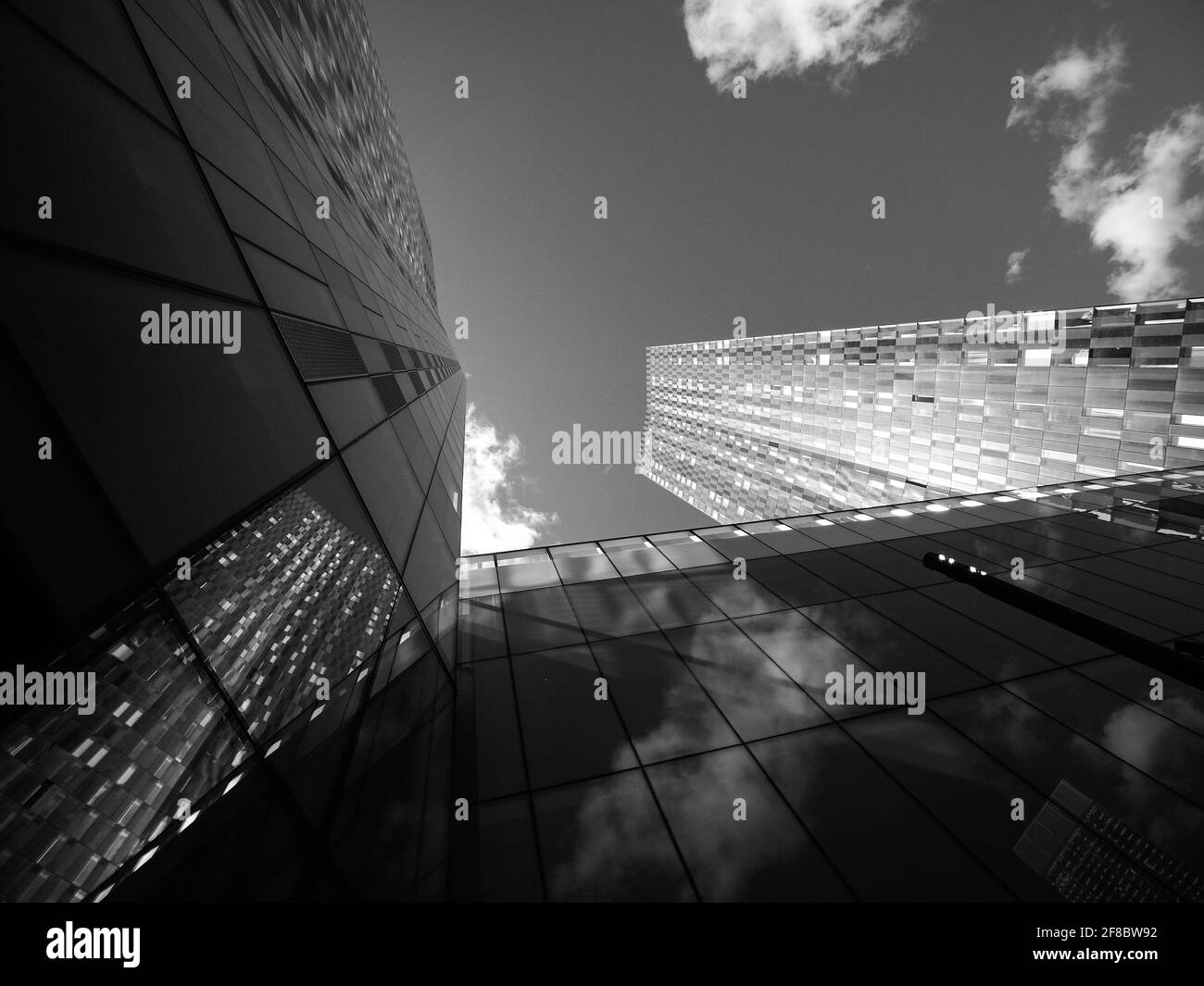 Schwarzweißfotografie in niedrigen Winkeln hoher Bürogebäude Stockfoto