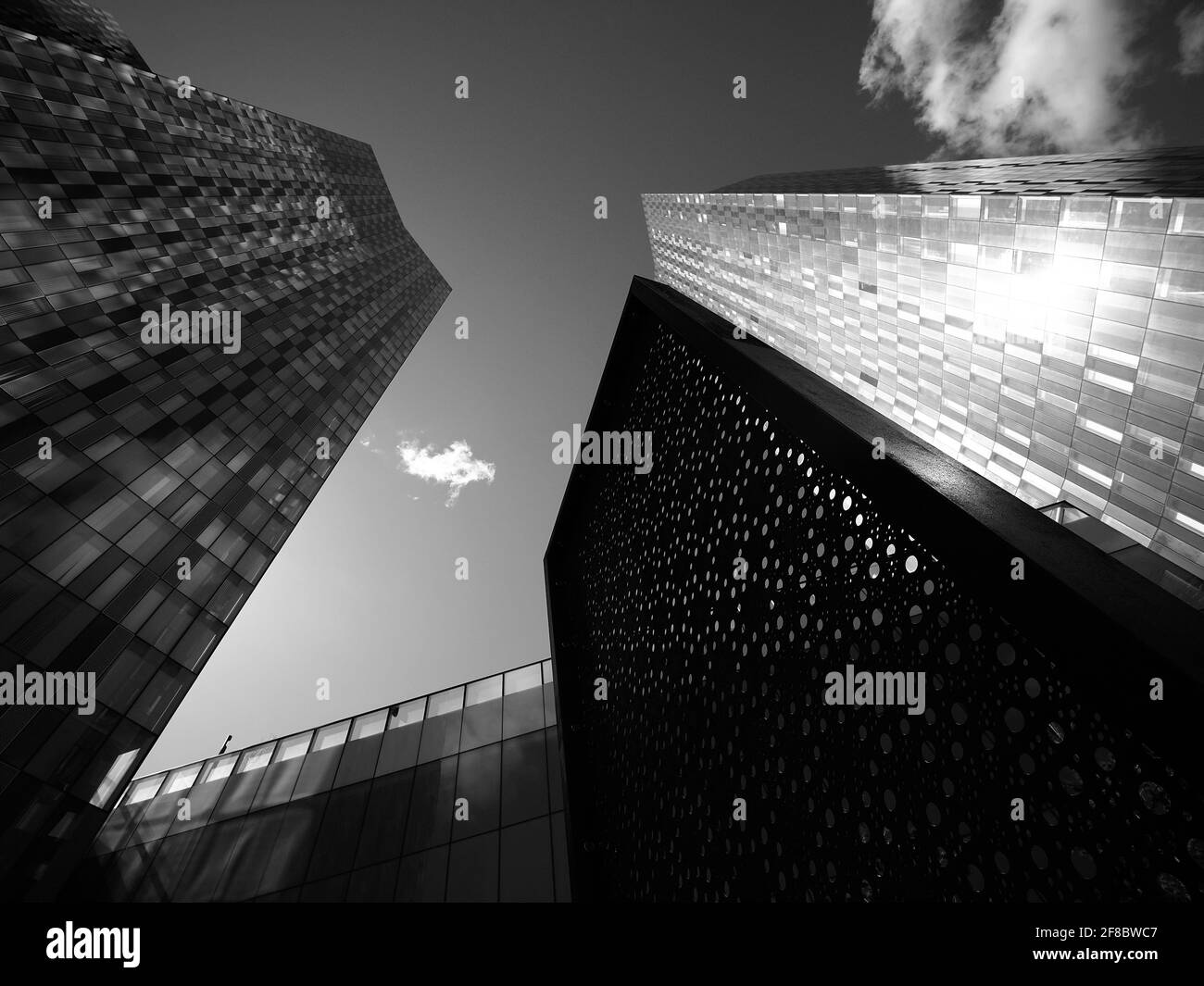 Monochrome Bilder von Innenstadtgebäuden Stockfoto