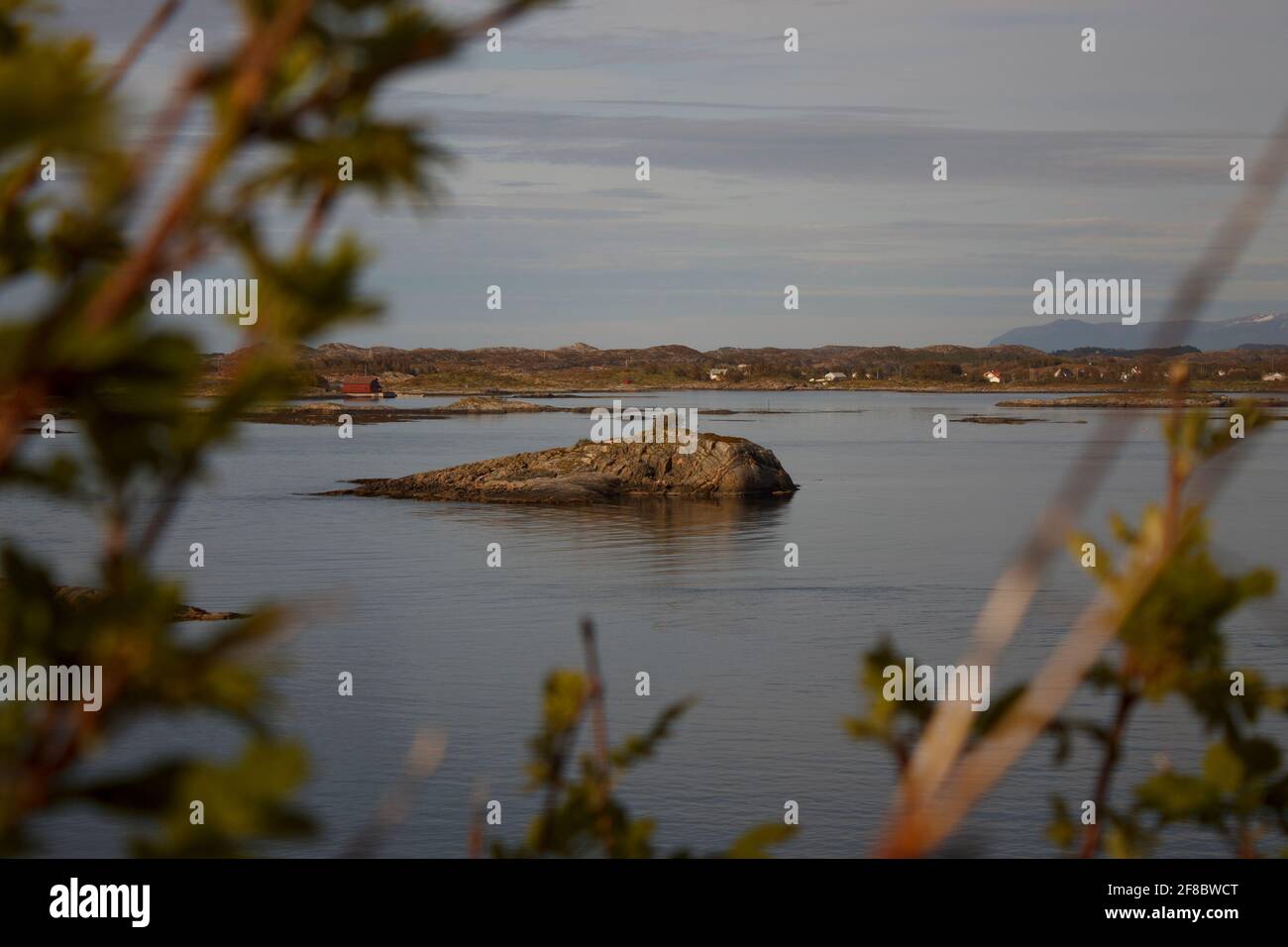 Kleine Insel auf der Seite der atlantikstraße Stockfoto