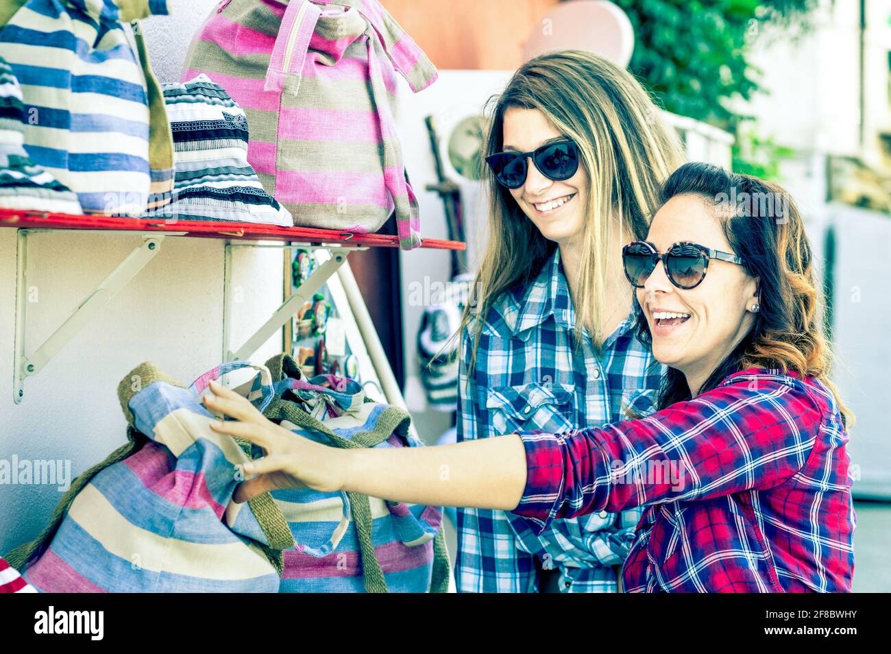 Junge schöne Frauen Freundinnen auf dem Flohmarkt auf der Suche nach Taschen - Beste Freunde teilen Freizeit Spaß haben und einkaufen Während der Fahrt Stockfoto