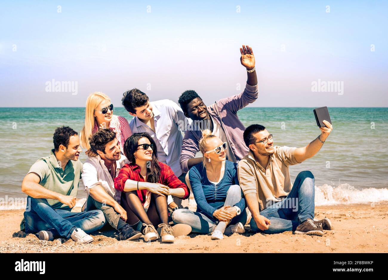 Multirassische glückliche Freunde, die am Strand Selfie mit Tablet machen - Multiethnisches Konzept von Glück und moderner Freundschaft alle zusammen Gegen Rassismus Stockfoto
