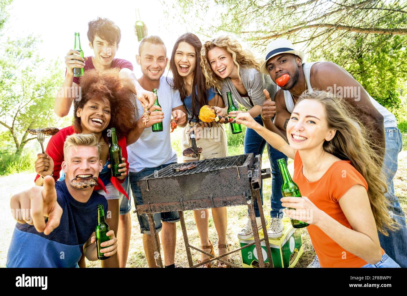 Glückliche multirassische Freunde, die Spaß an Picknick Grill Gartenparty haben - Freundschaftskonzept mit multiethnischen Menschen, die Gruppenfoto machen Stockfoto