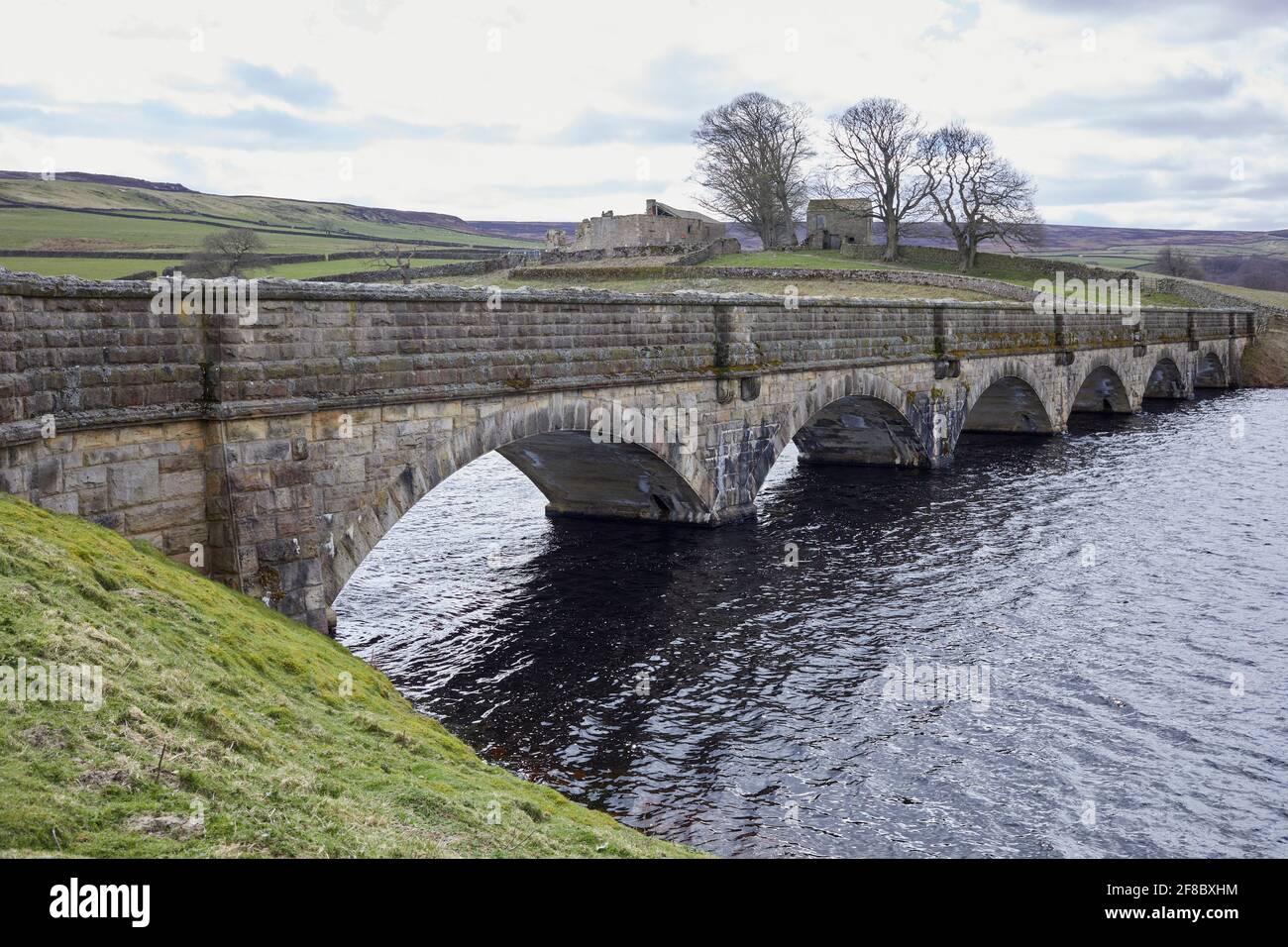 6 gewölbte Steinbrücke über den Roundhill Stausee, die sich dem Round Hill nähert Bauernhof Stockfoto
