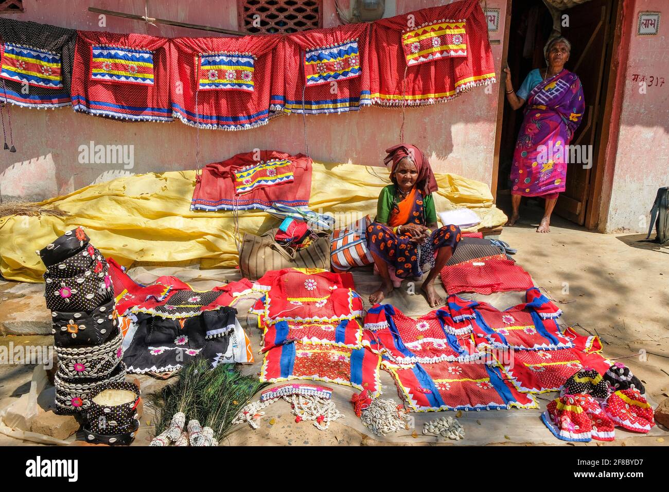 Jagdalpur, Indien - Februar 2021: Adivasi-Frauen auf dem Jagdalpur Wochenmarkt am 28. Februar 2021 in Chhattisgarh, Indien. Stockfoto