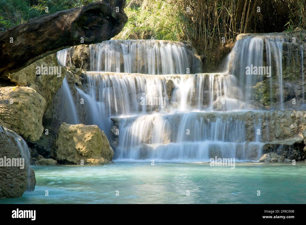Wunderschöne Zeitlupenverwacklung von fließendem Wasser am Tat Kuang Si Wasserfall, Luang Prabang, Laos. Stockfoto