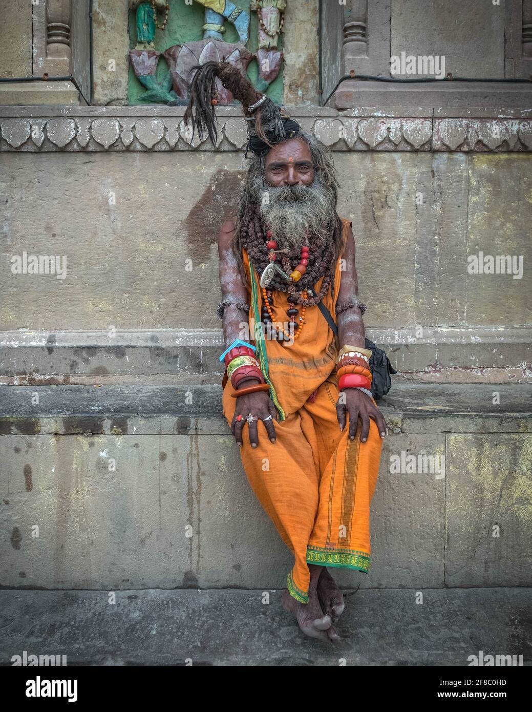 INDIEN: Der Sadhu mit den 'hohen Haaren' in Varanasi. FASZINIERENDE Bilder haben die bizarren und farbenfrohen Charaktere Indiens eingefangen - einschließlich Flamboya Stockfoto