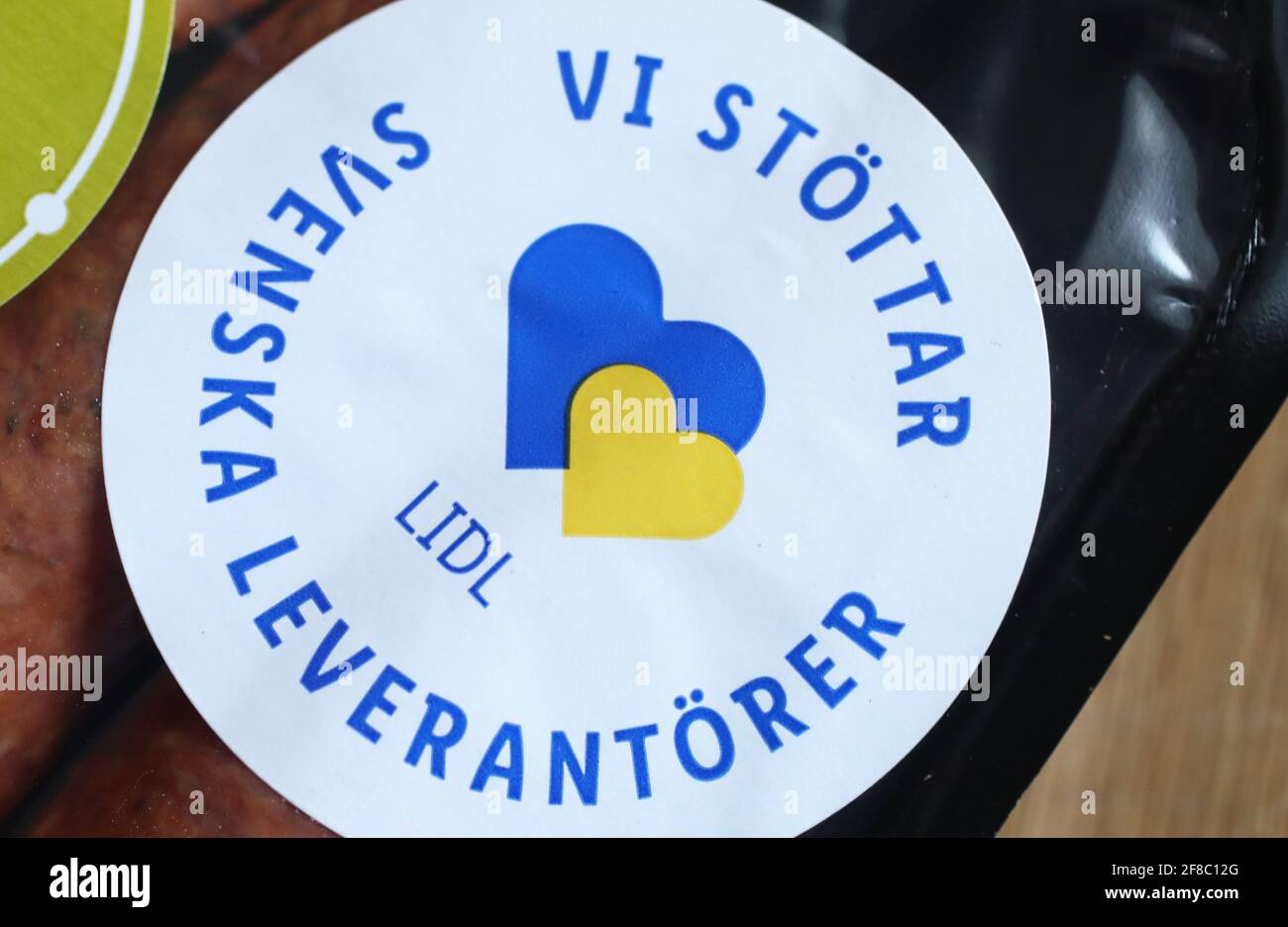 Würste von Lidl. Text, dass Lidl schwedische Lieferanten unterstützt. Stockfoto
