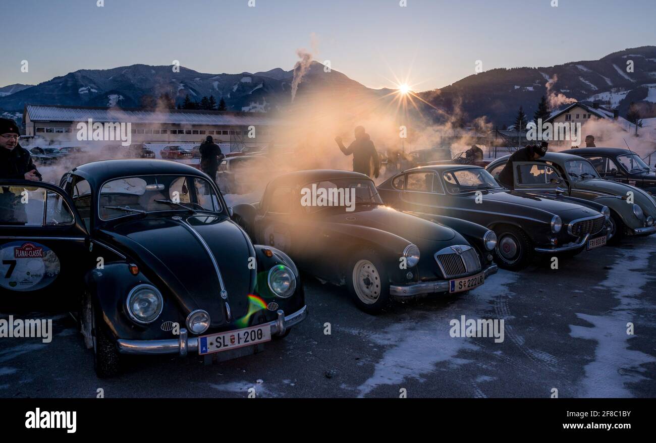 Groebming, österreich, 07. jan 2017, volkswagen Käfer und mg vor dem Start des planai-Klassikers, Wettbewerb um Oldtimer im Schnee Stockfoto