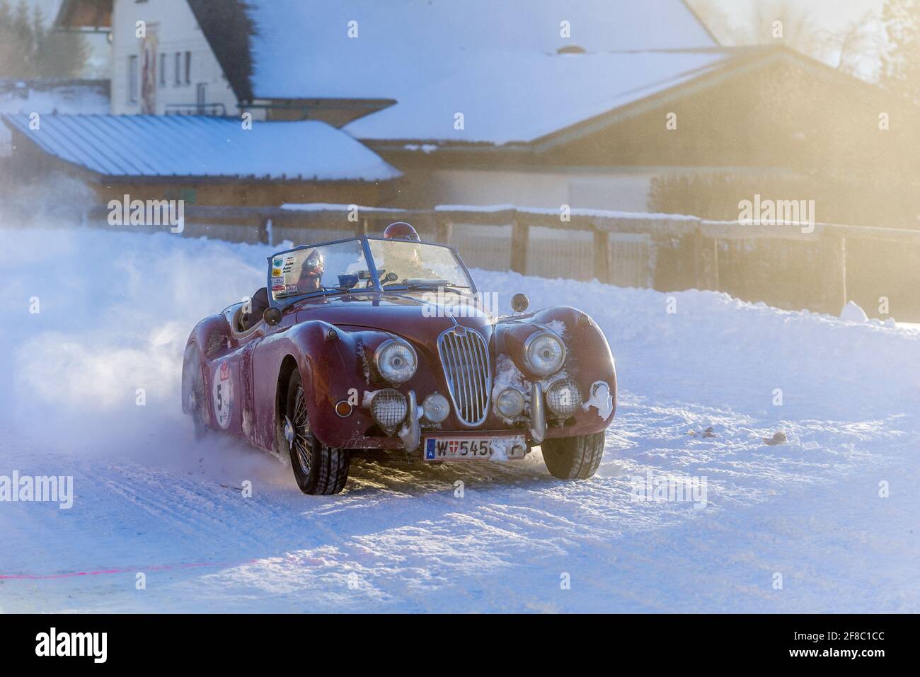 Groebming, österreich, 07. januar 2017, jaguar xk 120 Cabriolet beim planai Classic, Wettbewerb um Oldtimer im Schnee Stockfoto