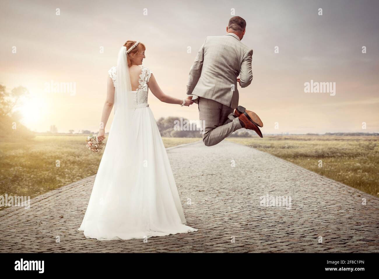 Brautpaar mit Spaß an ihrem Hochzeitstag Stockfoto