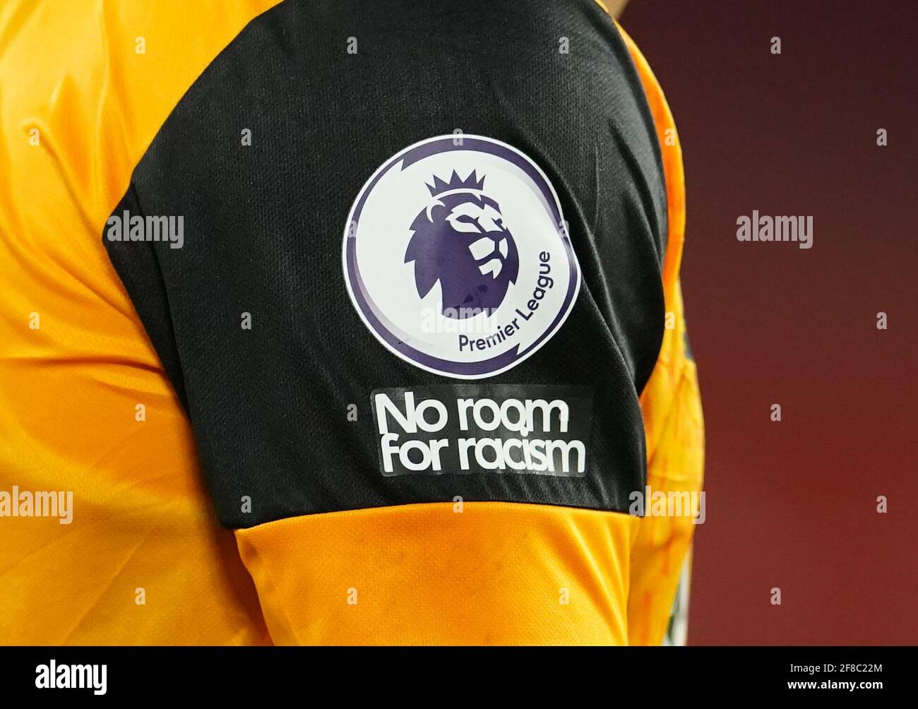 Foto vom 14-09-2020 mit einer Nahaufnahme des Logos „kein Raum für Rassismus“ auf dem Hemd von Raul Jimenez, Wolverhampton Wanderers. Ausgabedatum: Dienstag, 13. April 2021. Stockfoto