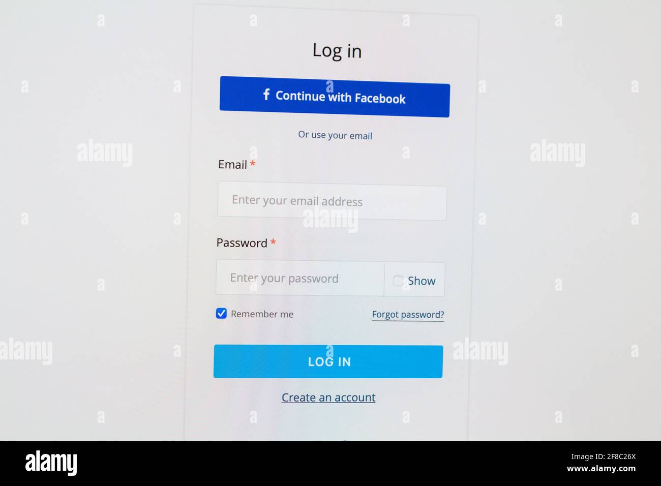 Konto Login-Seite mit Anmeldeformular, weiter mit Facebook-Taste, auf dem Computerbildschirm Stockfoto