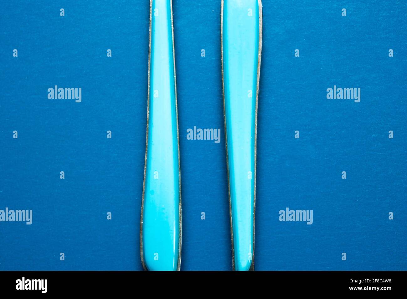 Blaue Formen auf blauem Hintergrund Stockfoto