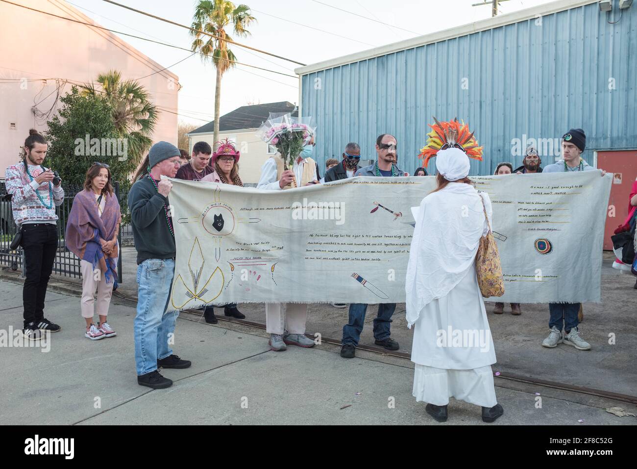 New Orleans, LA, USA - 6. MÄRZ 2021: Black Wolf Society feiert das Leben des Mediziners Red Hawk Perkins Stockfoto