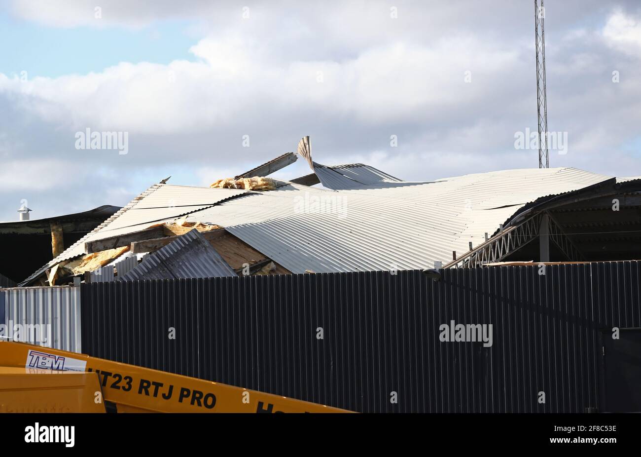 SMHI ging am Freitag aus und warnte vor starken Winden in einigen Teilen des Landes. In Linköping wehte ein 40 qm großes Dach vom Wind weg. Stockfoto