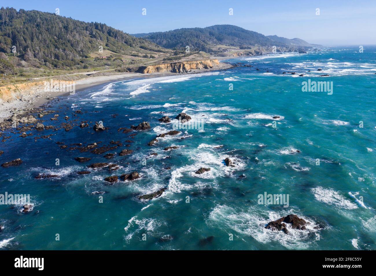 Der Pazifische Ozean trifft in Mendocino auf die felsige Küste Nordkaliforniens. Diese malerische Region ist bekannt für ihre wunderschönen, zerklüfteten Küsten. Stockfoto