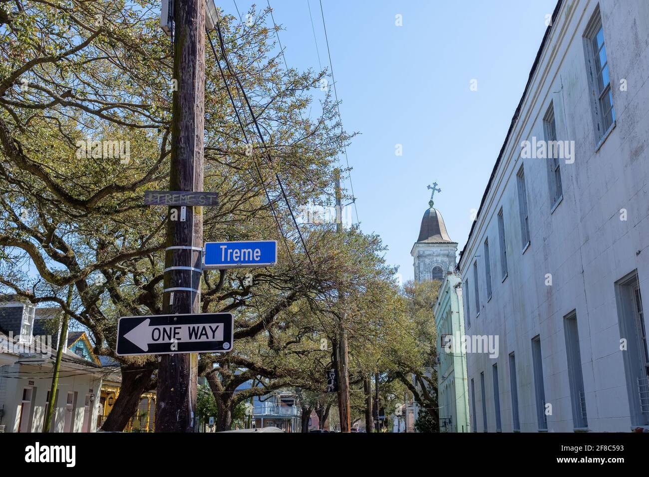 NEW ORLEANS, LA, USA - 8. MÄRZ 2021: St. Augustine Church und Treme Street Schild im Herzen des historischen Treme Viertels Stockfoto